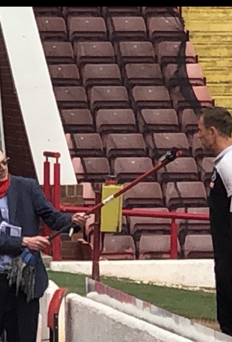 Mikrofoni mbi shtupë, çuditë e futbollit në pandemi prekin edhe Anglinë