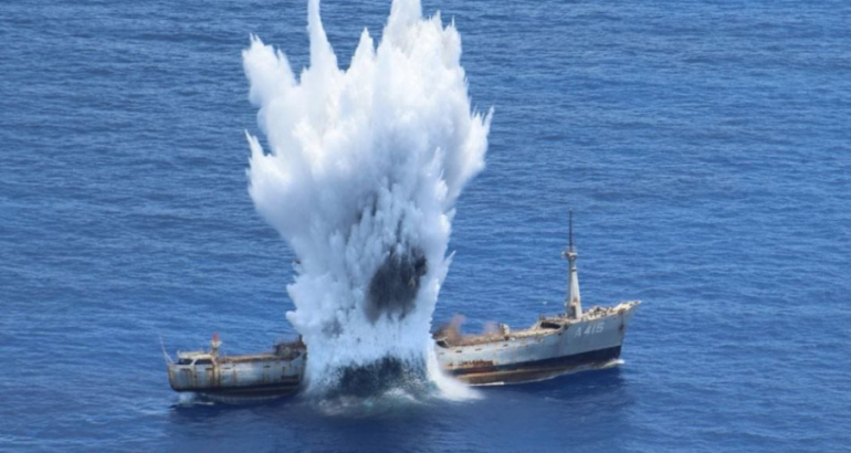 Greqia i tregon &#8220;forcën&#8221; Turqisë duke bombarduar anijen ushtarake, shihni pamjet në det (VIDEO)