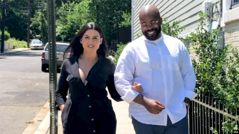 Martesa me dikë me ngjyrë, shqiptarja tregon vështirësitë e kaluara