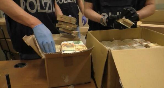 Narkotrafikantëve në Itali iu sekuestrohen 15 milionë euro të fshehura në mur