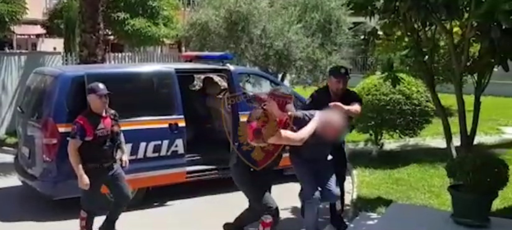 U kap në rrugën “Kumini”, momenti i arrestimit të 55-vjeçarit për drogën në Durrës (EMRI)