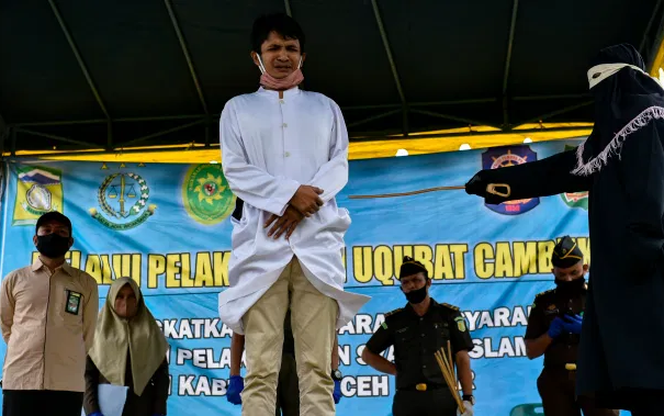 Bënë seks para martesës, çiftit i matet temperatura dhe rrihen 100 herë me kamzhik