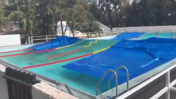 E frikshme/ Shihni si tundet godina shumëkatëshe nga tërmeti me magnitudë 7.4. Në pishinë krijohen dallgë (VIDEO)