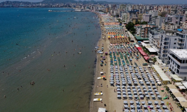 Plazhet, hyjnë në fuqi masat kundër Covid-19, si duhet të veprojnë hotelet dhe turistët