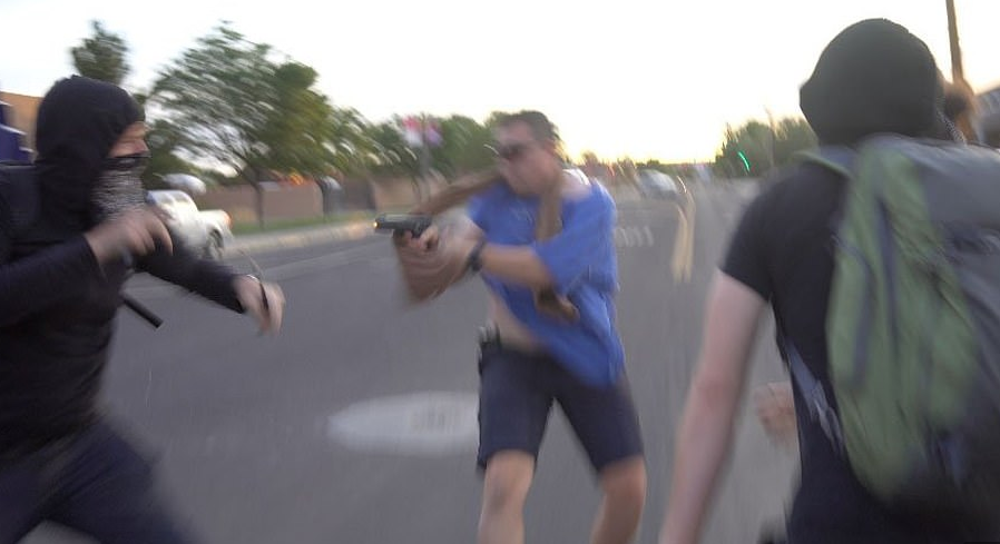 Polici qëllon 4 herë me pistoletë protestuesin