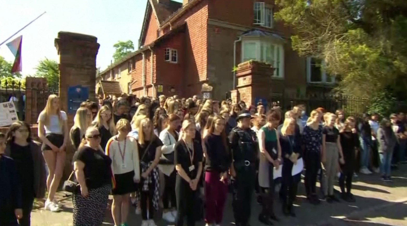 Nderohen viktimat e sulmit në Britani, homazhe për 3 personat e vrarë me thikë