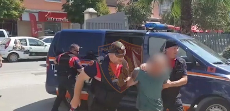 Durrës, arrestohen në flagrancë një grua dhe dy burra, akuzohen për vepra të ndryshme penale
