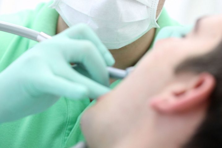 Sherr mes dy dentisteve, rrihen me shuplaka mes tyre