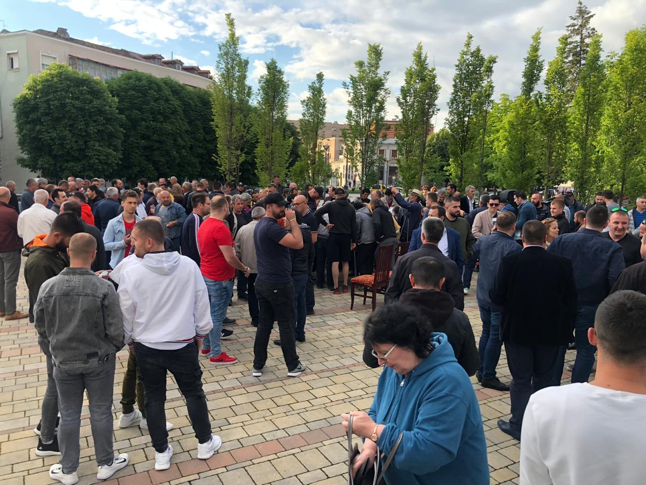 Qytetarët korçarë firmosin peticionin për rindërtimin e Teatrit Kombëtar