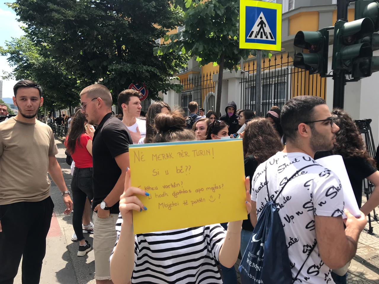 Provimi i Gjuhës Shqipe dhe Letërsisë, maturantët protestë para Ministrisë së Arsimit