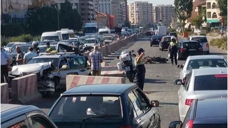 Përfshihen në aksident dy makina dhe një motor, plagosen dy persona