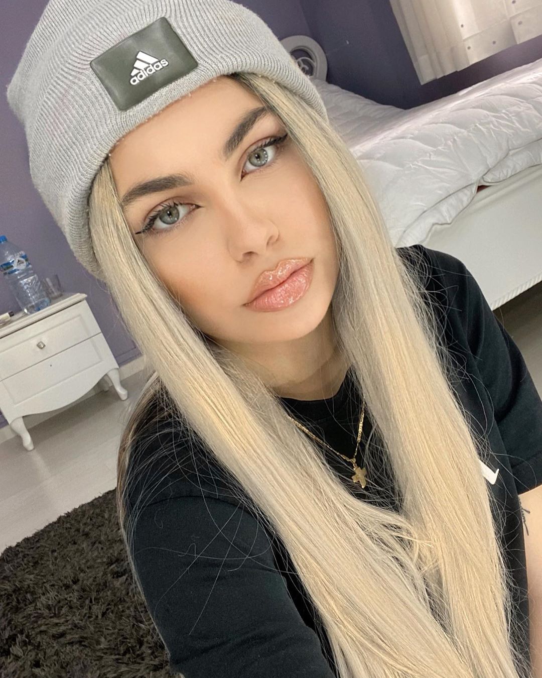 Vajza e Niko Peleshit reagon ndaj Shahinit: Po talleni me djersën tonë, s’po kërkojmë diploma false