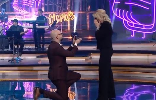 Pas propozimit live, moderatori prish fejesën me vajzën e Agim Bajkos, konflikti që patën dhe zhdukja e gjurmëve