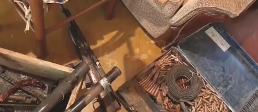 Zbulohet arsenal armësh në banesën e një 63-vjeçari (VIDEO)