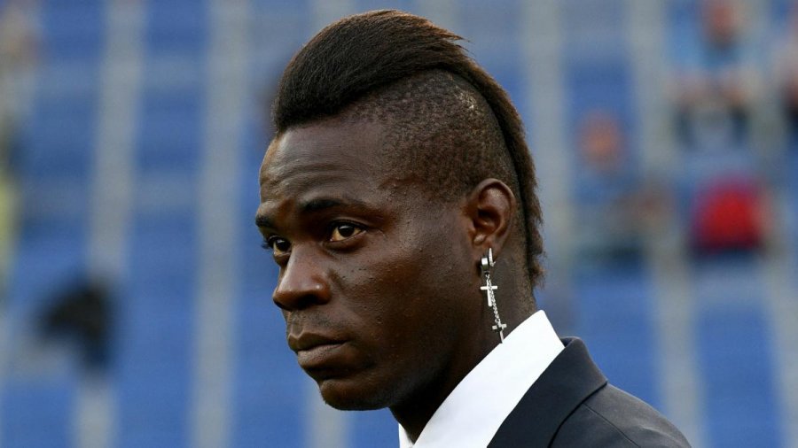 Balotelli shpërndan foton e moderatores shqiptare nga protesta