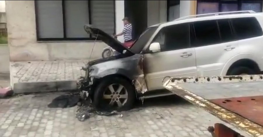 Përfshihet nga flakët fuoristrada, e pëson edhe një mjet tjetër