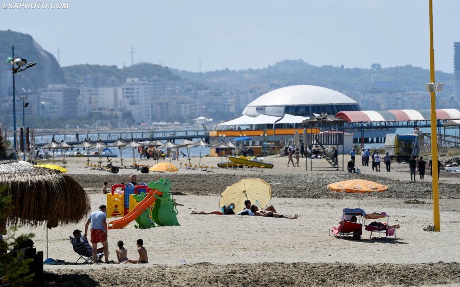 10 ditëshi i parë i qershorit, çfarë ndodh në plazhin e Durrësit (FOTO)