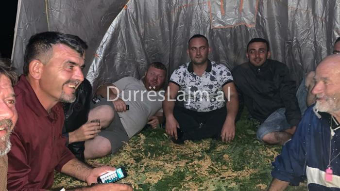 Banorët e fshatit Bizë në shërbim 24 orë, të vendosur për të mos lejuar depozitimin e plehrave (FOTO)