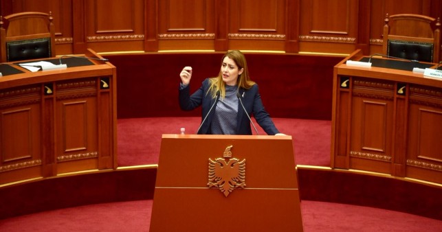 Manastirliu: Të vendoset distanca e sigurisë në studiot televizive, në të kundërt gjobë