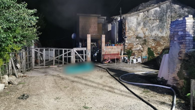 Shqiptari tenton të djegë gruan dhe 4 fëmijët, por humb vetë jetën