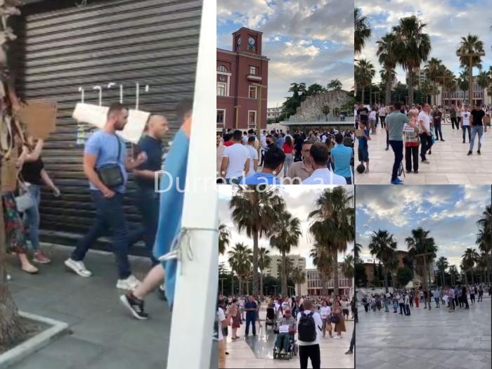 “Largoni mbeturinat, mbroni jetën!” Protestë para bashkisë Durrës (FOTO & VIDEO)