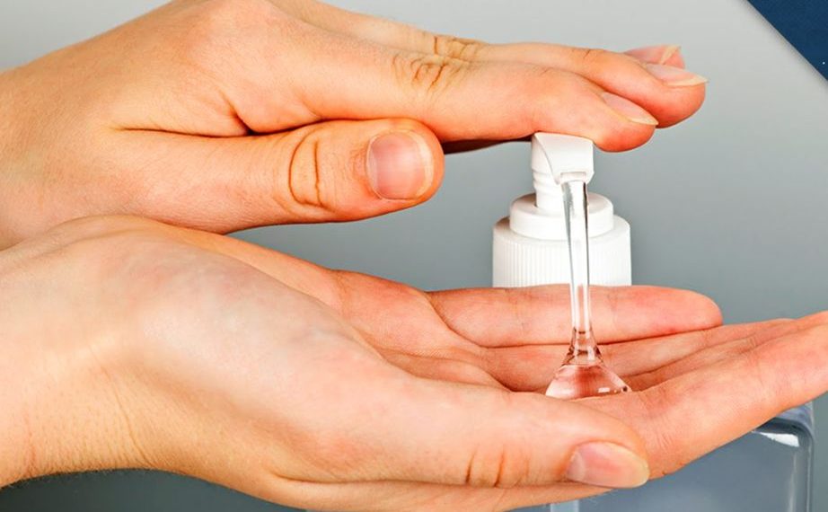 Kujdes: Mos i lini dezinfektuesit e duarve në makinë, rrezik për zjarr