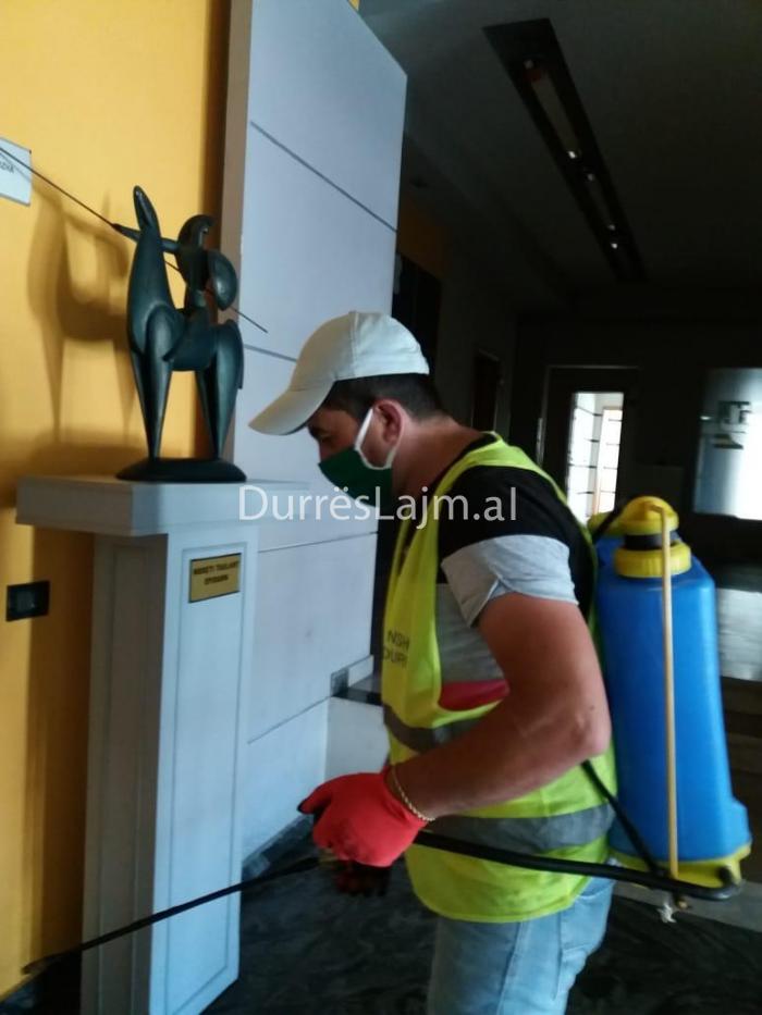 Pas infektimit të koleges, 20 punonjësve të bashkisë Durrës iu merret tamponi