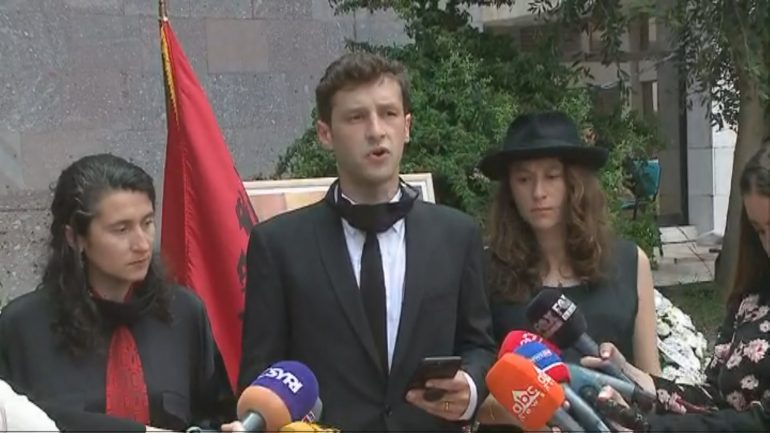 Përcjellja e Moikom Zeqos, i biri mban një eulogji prekëse: Do shpëtoje vendin, naiv i mrekullueshëm!