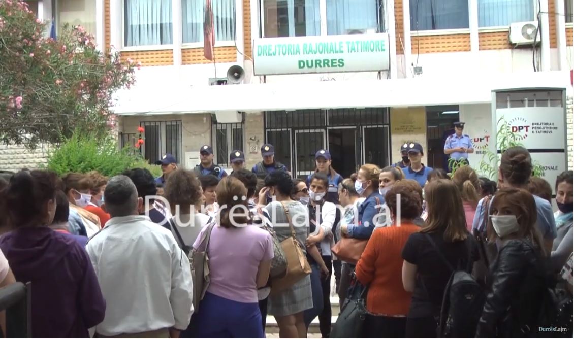 Të tjera punonjëse fasonerie para Tatimeve në Durrës: Kërkojmë pagën e luftës! (VIDEO)