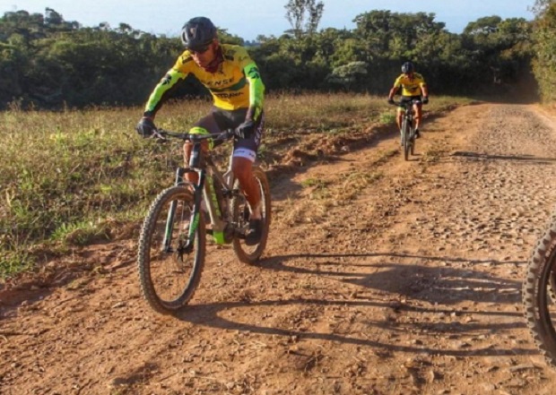 E pazakontë, ylli brazilian udhëtoi 600 km me biçikletë për të nënshkruar me klubin e ri