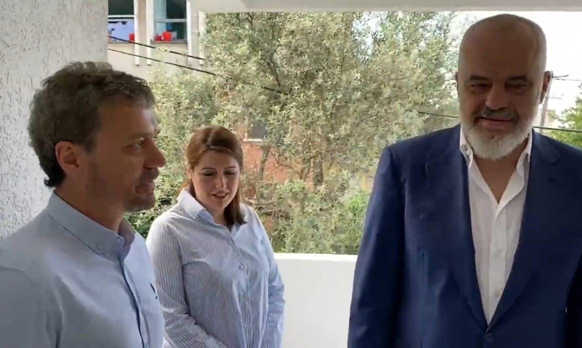 Rama në vatrën e infeksionit pa maskë (FOTO)