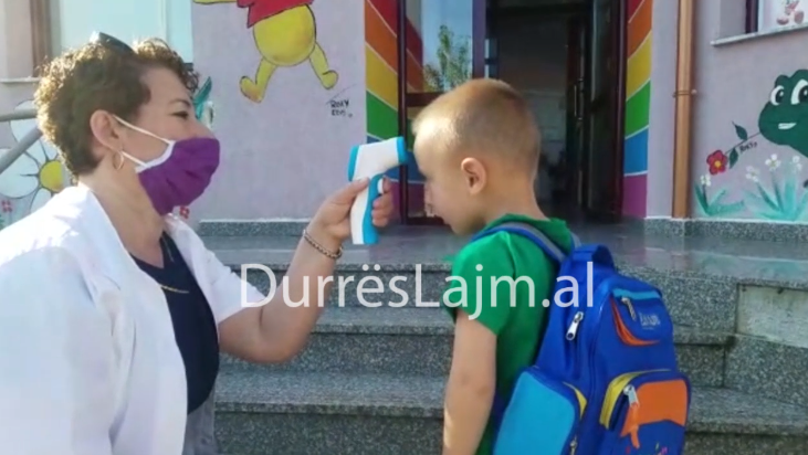 Vogëlushët e Durrësit rikthehen në kopshte e çerdhe, prindërit: Nuk kemi frikë, kujdes po (VIDEO)