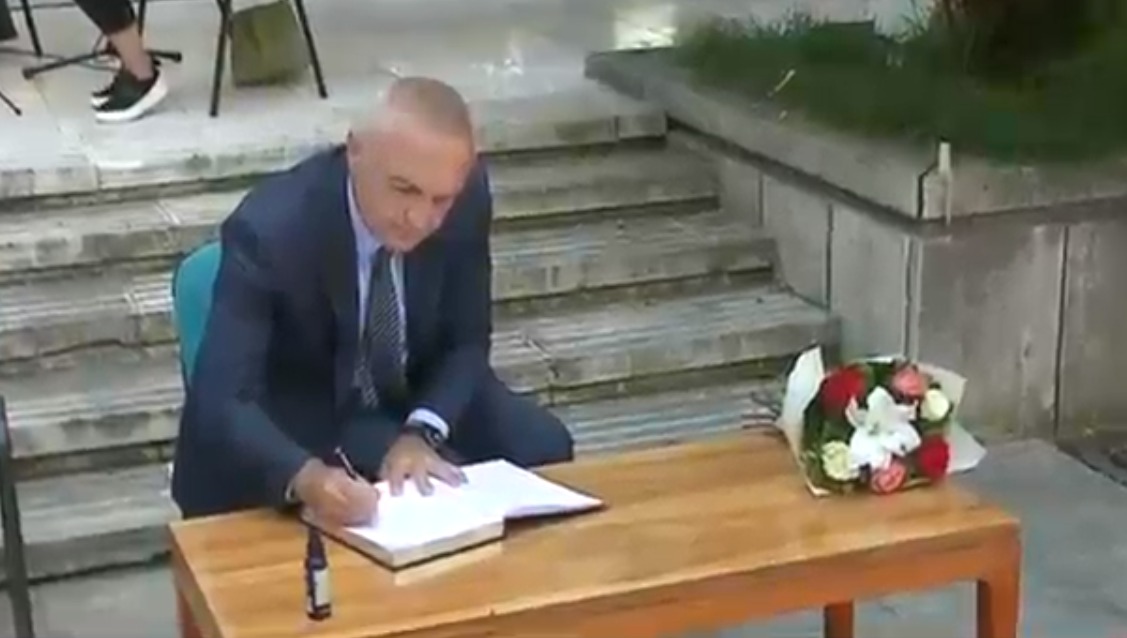 “E njoha në kohë të vështira”, Presidenti Meta merr pjesë në homazhet për Moikom Zeqon