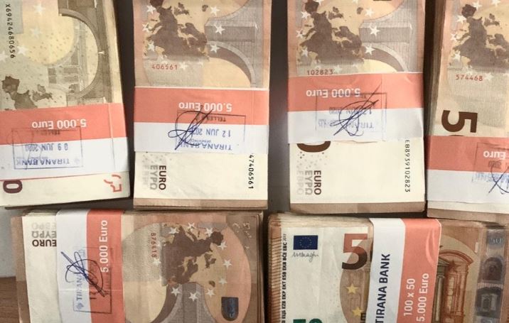 Sekuestrohen 32 mijë euro të padeklaruara në kufi