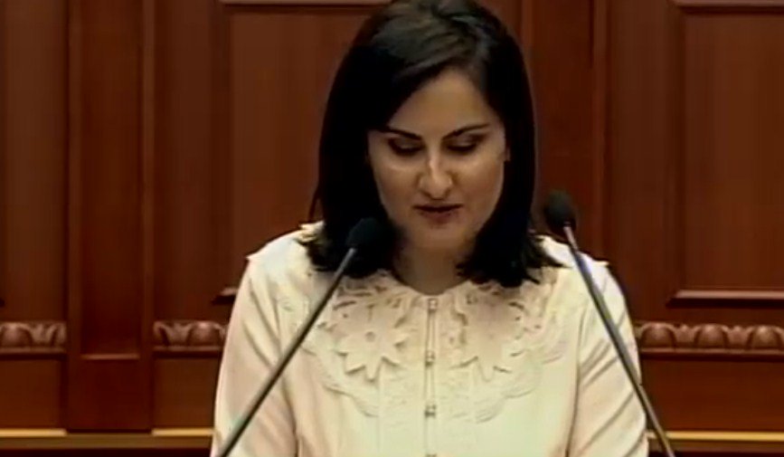 “Emrat e policëve nuk do i merrni kurrë”! Deputetja Dhimitri i kthehet Lleshajt: Identifikimi është detyrim ligjor