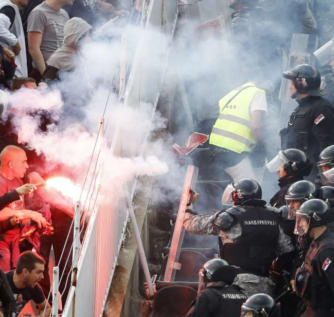 Flakadanë të shumtë dhe ndërprerje e ndeshjes, derbi në Serbi “djeg” koronavirusin