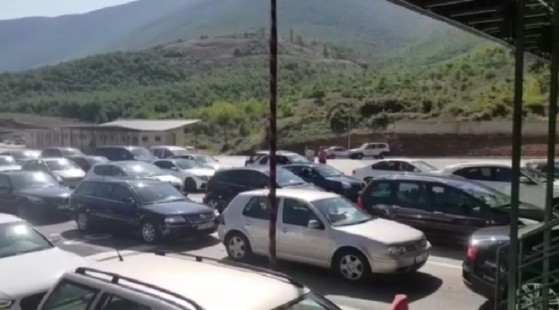 Fluks qytetarësh në Morinë, kosovarët dynden drejt bregdetit shqiptar