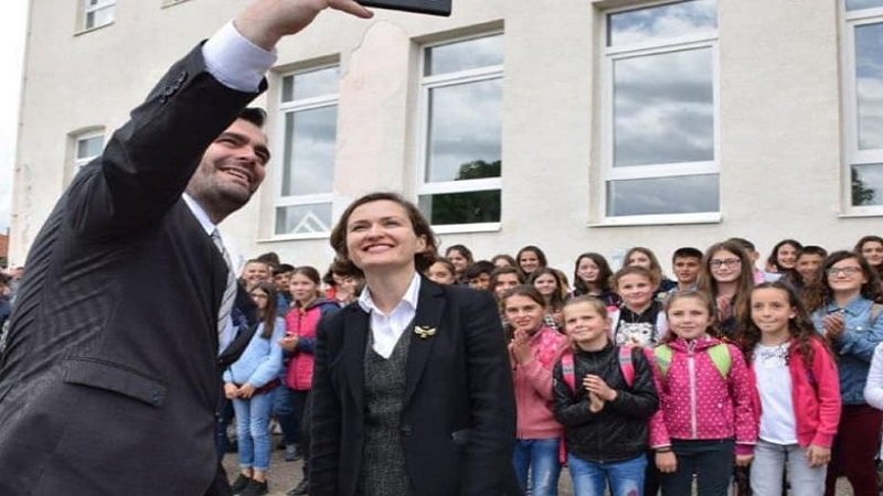 Shahini: Pas vitesh përpjekje, shqiptarëve në Serbi u lejohet përdorimi i librave shkollorë nga Shqipëria