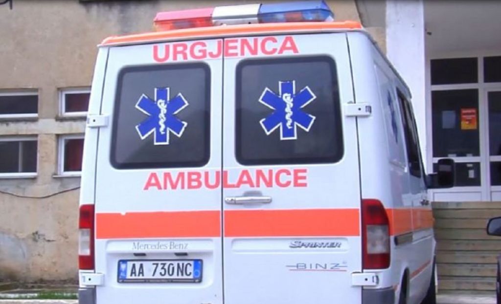 Shoferja humbet kontrollin e makinës, përplaset me shtyllën