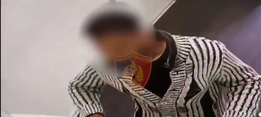 I pamaskuar hyn për të grabitur pikën e kredisë, arrestohet autori (VIDEO)