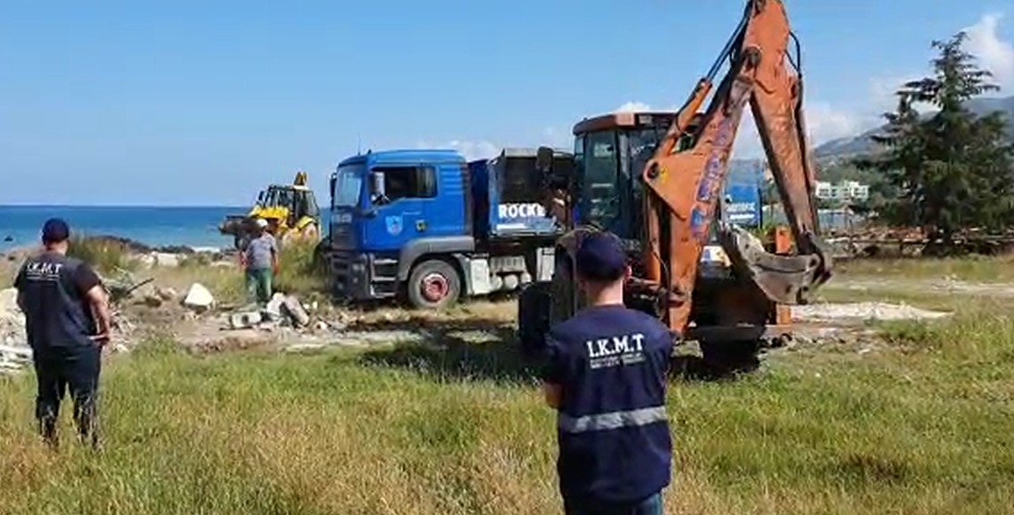 IKMT e policia aksion në bregdet, prishen ndërtimet pa leje në Velipojë, Shkodër dhe në Karaburun