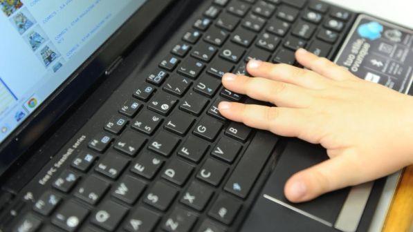 Izolimi në shtëpi për shkak të pandemisë, shqiptarët gjetën ‘shpëtim’ tek interneti