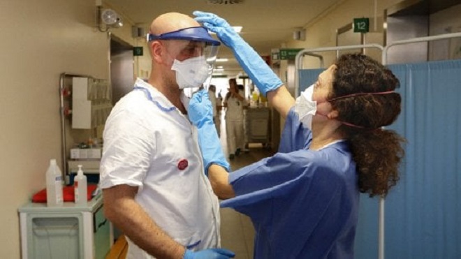 Vijon të ulet numri i viktimave nga COVID-19 në Itali