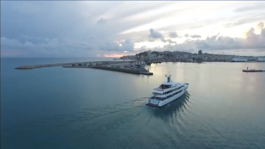 Momenti i mbërritjes në portin e Durrësit të jahtit luksoz “Trident” (VIDEO)