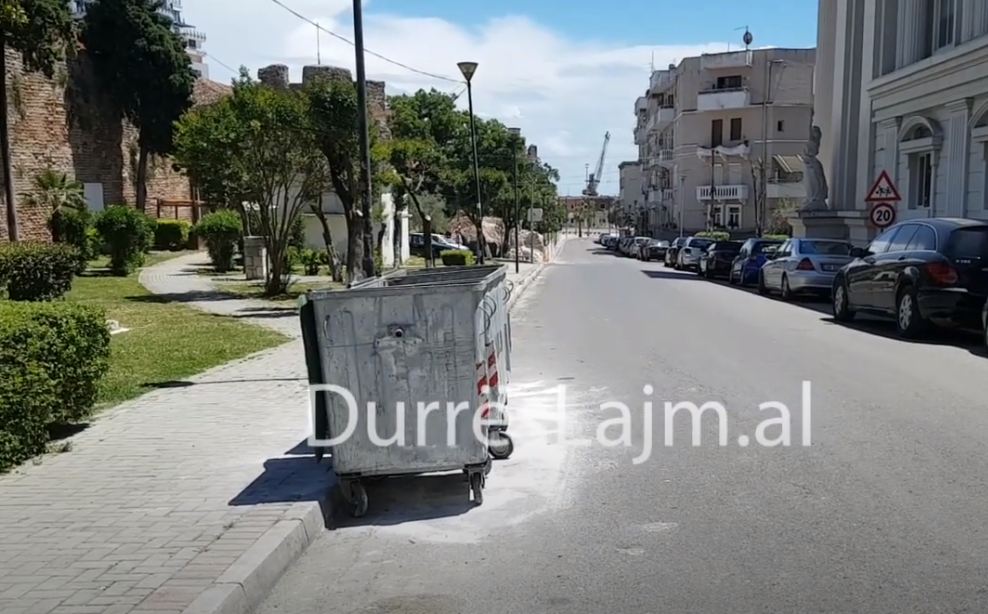 Nis “çlirimi” i Durrësit nga mbeturinat, pastrohen koshat e rrugët (VIDEO)