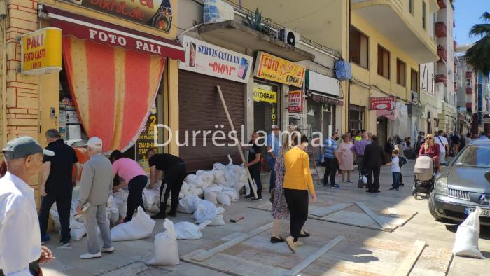 Para shpërthimit të pallatit, bulevardi i Durrësit si në gjendje lufte (FOTO)