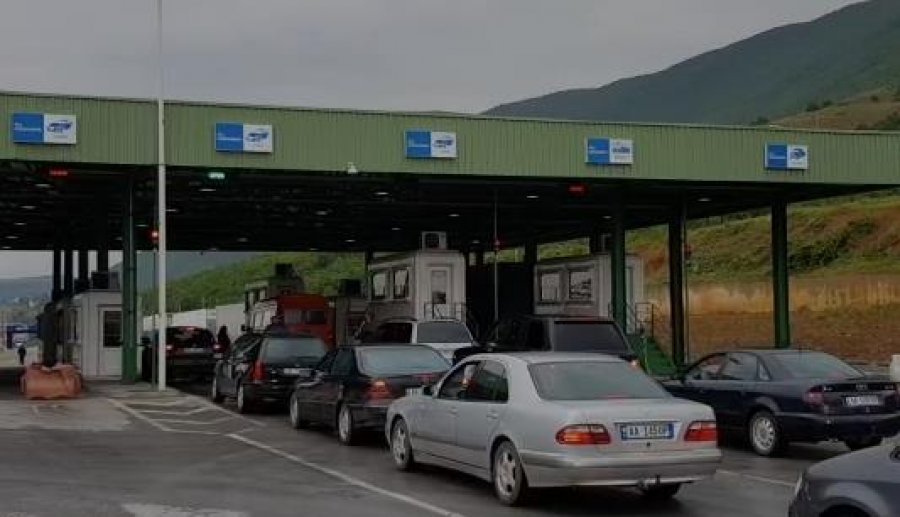 Hapet kufiri me Kosovën, fluks makinash në Morinë