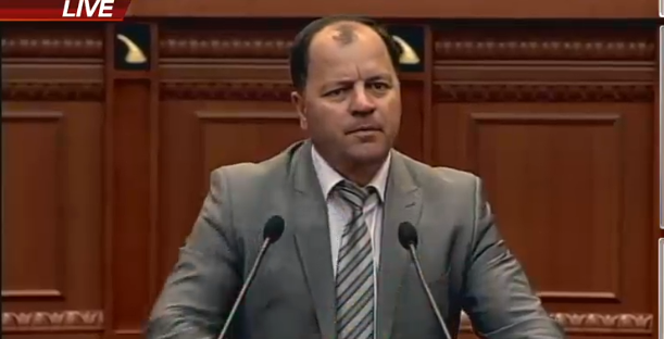 Maliqi thirrje qytetarëve: Mos ju hapni dyert policëve që ju vijnë pa numër identifikimi