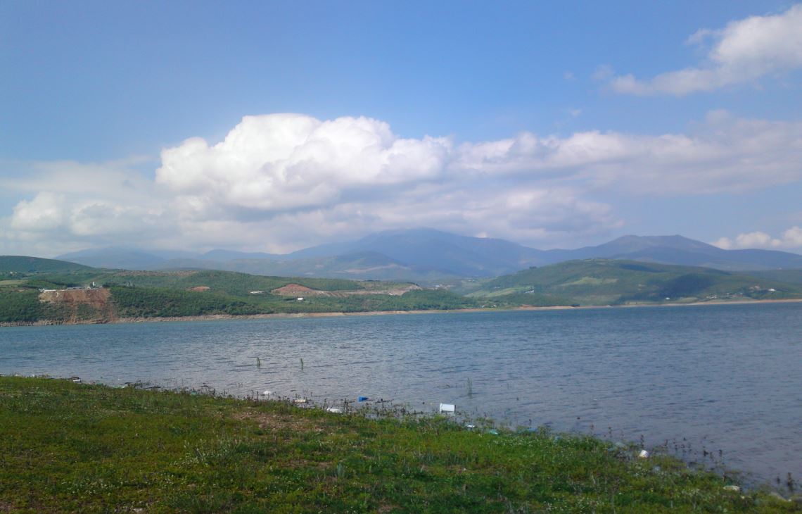 Hyri për t’u larë, mbytet në liqen 16-vjeçari