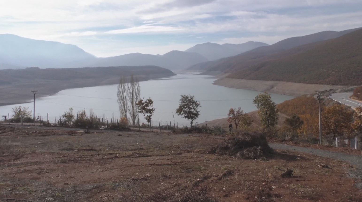 Hyri për t’u larë në liqen, humb jetën i riu